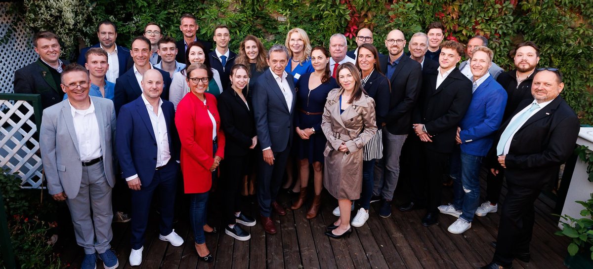 Gruppenfoto bei der Feier nach der Meisterprüfung der Versicherungsmakler