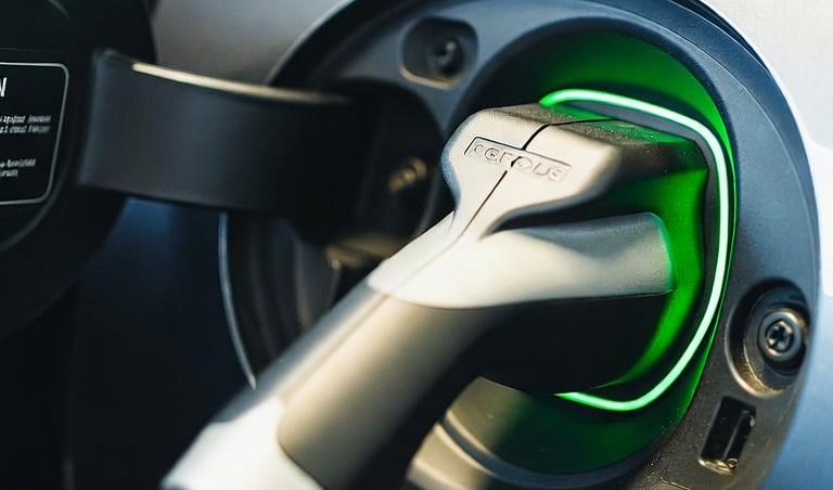 Ladestecker in einem E-Auto mit grünem Ladelicht